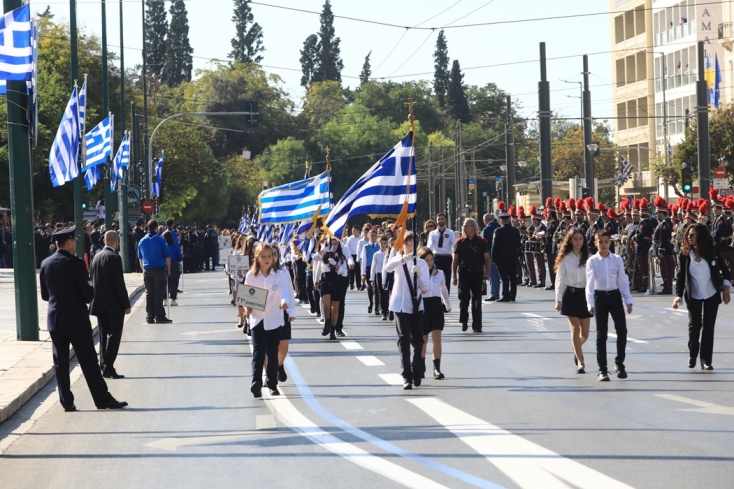 Στιγμιότυπο από τη μαθητική παρέλαση στην Αθήνα - Σημαιοφόροι παρελαύνουν στο Σύνταγμα