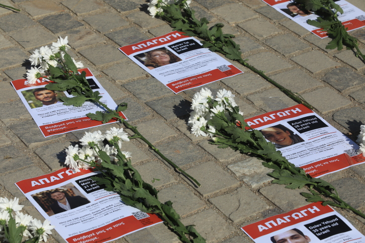 Ο πεζόδρομος γέμισε από λευκά λουλούδια.