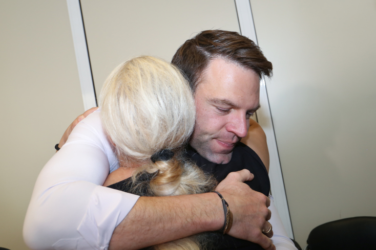 Ο Στέφανος Κασσελάκης όπου συναντήθηκε με συγγενείς θυμάτων από το δυστύχημα των Τεμπών για να συζητήσει μαζί τους.