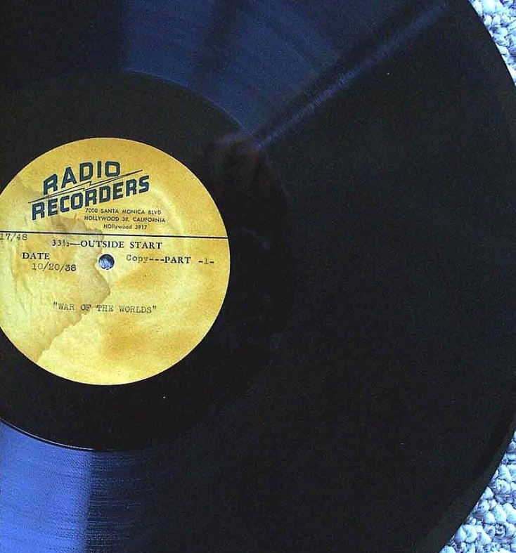 Σαν σήμερα 30 Οκτωβρίου: Το 1938, ο Όρσον Γουέλς παρουσιάζει στο αμερικανικό ραδιόφωνο τον «Πόλεμο των Κόσμων» του Χ. Τζ. Γουέλς προκαλώντας ανησυχία στο κοινό.