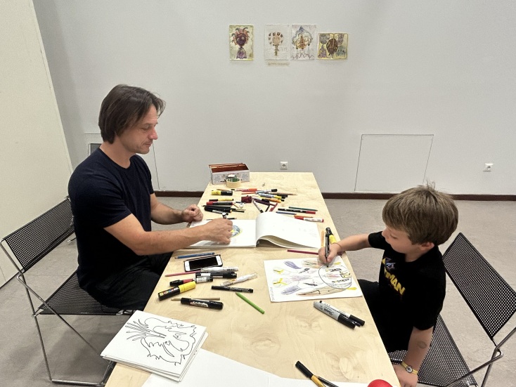 Ο Αλέξανδρος Γεωργίου και ο γιος του Παναγιώτης σχεδιάζουν στην Πινακοθήκη του Δήμου Αθηναίων