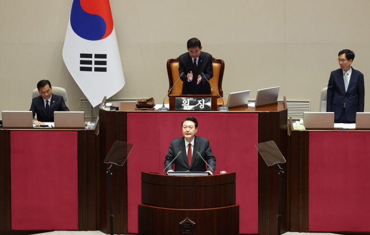 Νότια Κορέα: Άνδρας τραυμάτισε με μαχαίρι δύο αστυνομικούς έξω από το συγκρότημα όπου βρίσκεται το γραφείο του προέδρου.