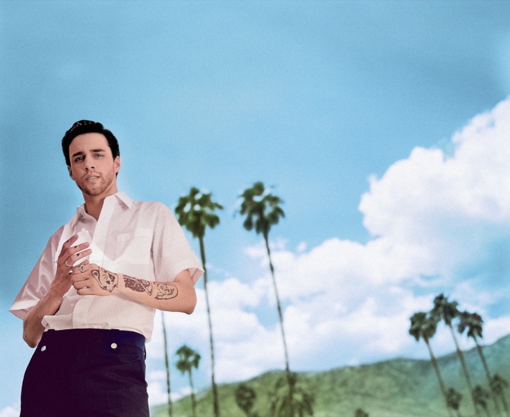 Stephen Sanchez: Πώς ο νεαρός τραγουδοποιός από το Νάσβιλ στα 21 του κερδίζει το κοινό με τη νοσταλγική pop και το πρώτο του άλμπουμ «Angel Face».