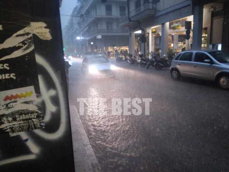 Στιγμές αγωνίας για γυναίκα που εγκλωβίστηκε στο όχημά της στην Πάτρα