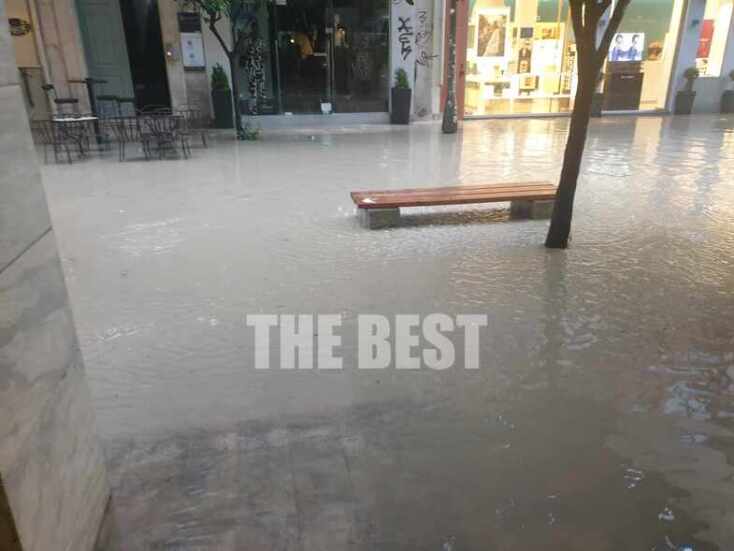 Στιγμές αγωνίας για γυναίκα που εγκλωβίστηκε στο όχημά της στην Πάτρα