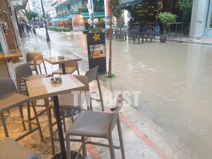 Στιγμές αγωνίας για γυναίκα που εγκλωβίστηκε στο όχημά της στην Πάτρα