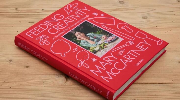 Μέρι ΜακΚάρτνεϊ: Η κόρη του θρυλικού «σκαθαριού» συνδυάζει δύο πάθη της, τη μαγειρική και τη φωτογραφία σε ένα πρωτότυπο νέο βιβλίο συνταγών.