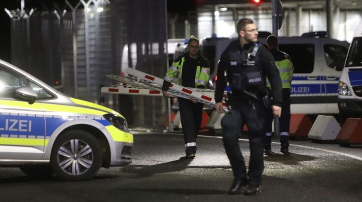 Αμβούργο: Τέλος στο περιστατικό ομηρείας στο αεροδρόμιο - Ο 35χρονος Τούρκος ύποπτος που κρατούσε την κόρη του συνελήφθη χωρίς να προβάλλει αντίσταση.