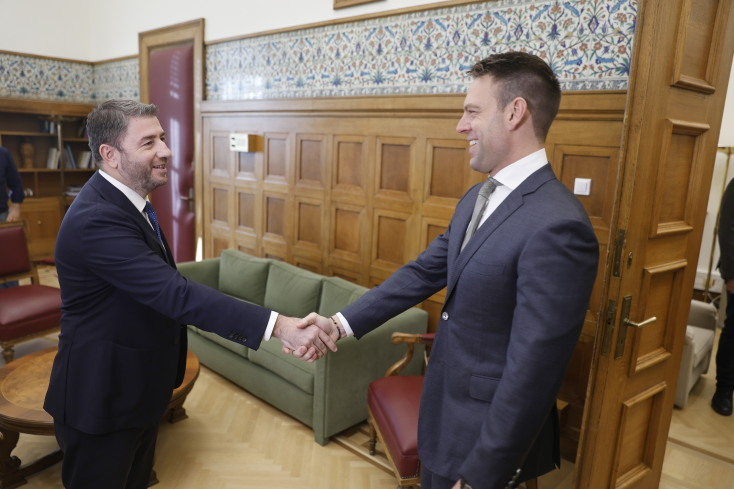 Τα καρέ από τη συνάντηση Κασσελάκη-Ανδρουλάκη στη Βουλή: Τα συγχαρητήρια, οι Ανεξάρτητες Αρχές και ο καναπές