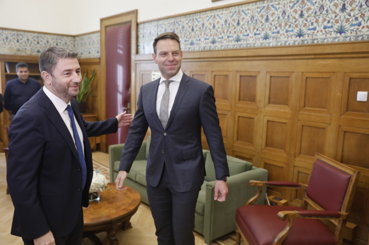 Τα καρέ από τη συνάντηση Κασσελάκη-Ανδρουλάκη στη Βουλή: Τα συγχαρητήρια, οι Ανεξάρτητες Αρχές και ο καναπές