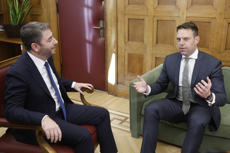 Τα καρέ από τη συνάντηση Κασσελάκη-Ανδρουλάκη στη Βουλή: Τα συγχαρητήρια, οι Ανεξάρτητες Αρχές και ο καναπές