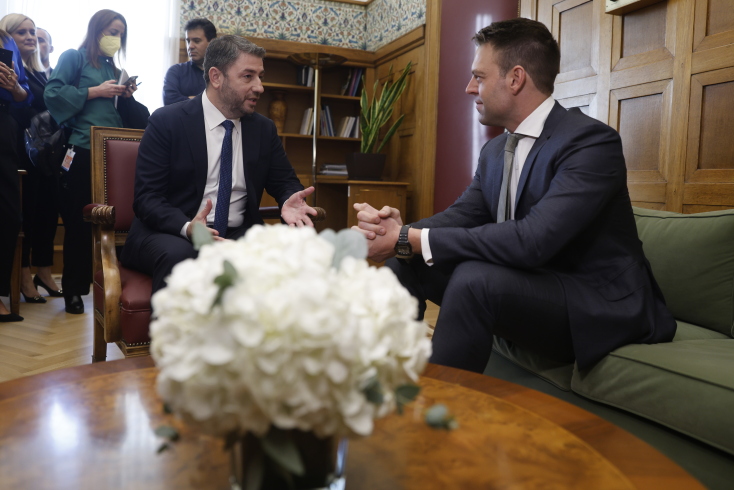 Τα καρέ από τη συνάντηση Κασσελάκη-Ανδρουλάκη στη Βουλή: Τα συγχαρητήρια, οι Ανεξάρτητες Αρχές και ο καναπές