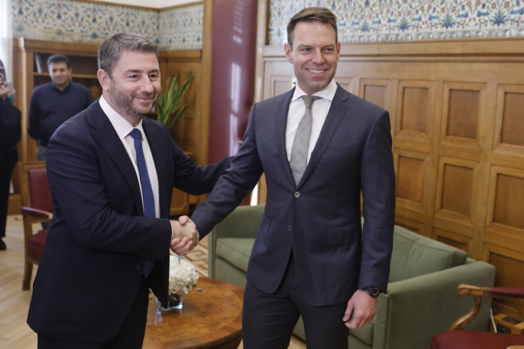 Τα καρέ από τη συνάντηση Κασσελάκη-Ανδρουλάκη στη Βουλή: Τα συγχαρητήρια, οι Ανεξάρτητες Αρχές και ο καναπές