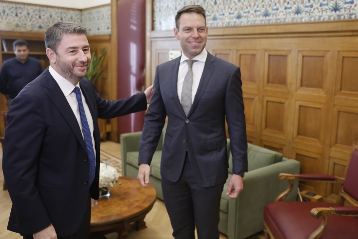 Τα καρέ από τη συνάντηση Κασσελάκη-Ανδρουλάκη στη Βουλή: Τα συγχαρητήρια, οι Ανεξάρτητες Αρχές και ο καναπές