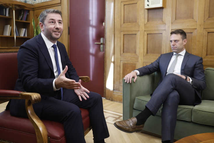 Τα καρέ από τη συνάντηση Κασσελάκη-Ανδρουλάκη στη Βουλή: Τα συγχαρητήρια, οι Ανεξάρτητες Αρχές και ο καναπές