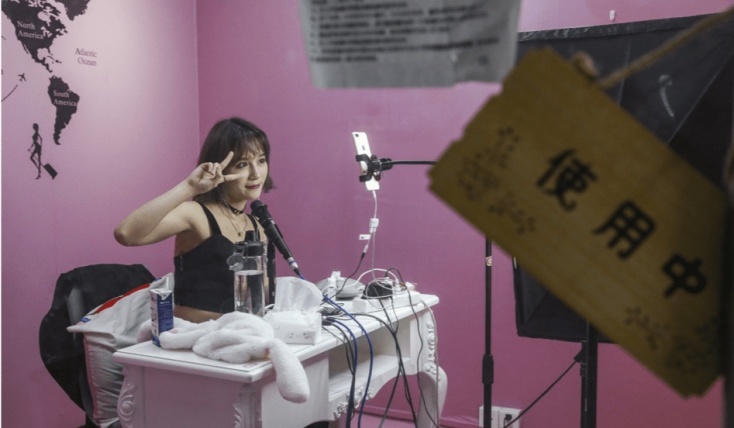 Τι συμβαίνει με τα «εργοστάσια influencers» στην Ασία