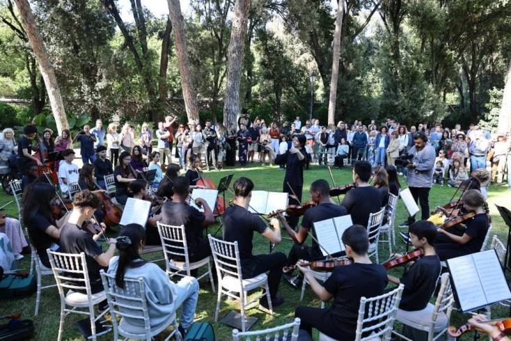 «Γίνε μουσικός ορχήστρας για μια μέρα» στον κήπο του Προεδρικού Μεγάρου: Η πρόσκληση της Κατερίνας Σακελλαροπούλου σε ασυνόδευτα ανήλικα παιδιά