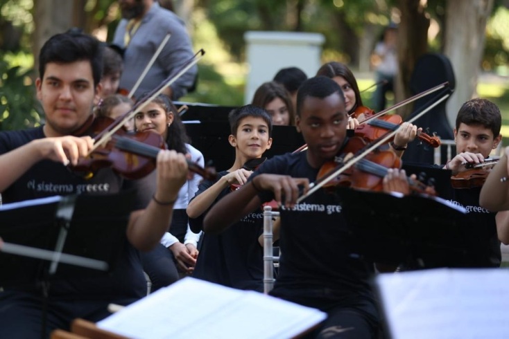 «Γίνε μουσικός ορχήστρας για μια μέρα» στον κήπο του Προεδρικού Μεγάρου: Η πρόσκληση της Κατερίνας Σακελλαροπούλου σε ασυνόδευτα ανήλικα παιδιά