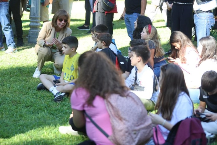 «Γίνε μουσικός ορχήστρας για μια μέρα» στον κήπο του Προεδρικού Μεγάρου: Η πρόσκληση της Κατερίνας Σακελλαροπούλου σε ασυνόδευτα ανήλικα παιδιά