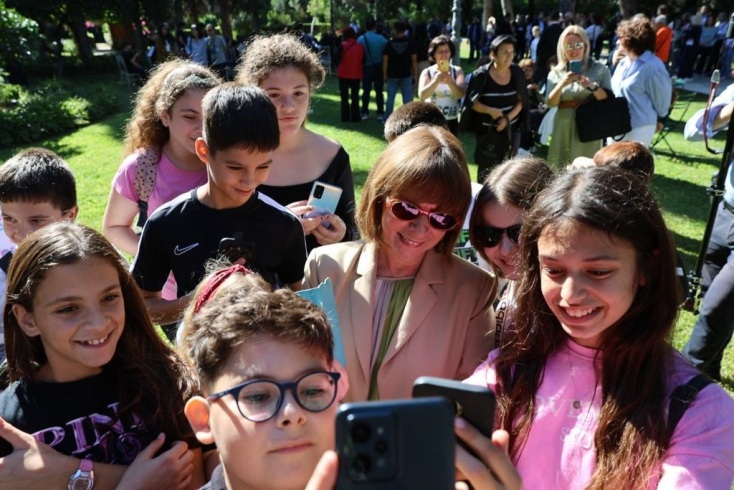 «Γίνε μουσικός ορχήστρας για μια μέρα» στον κήπο του Προεδρικού Μεγάρου: Η πρόσκληση της Κατερίνας Σακελλαροπούλου σε ασυνόδευτα ανήλικα παιδιά