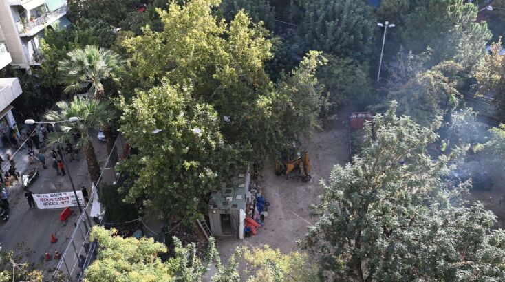 Εξάρχεια: Ξεκίνησε η κοπή δέντρων για τα έργα του μετρό - Διαμαρτύρονται έντονα οι κάτοικοι - Κριτική ασκούν Χάρης Δούκας και ΣΥΡΙΖΑ.