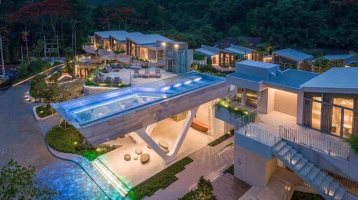 Ταϊλάνδη: Διαφανής πισίνα αιωρείται πάνω από ξενοδοχείο - Σχεδιάστηκε από το στούντιο Urban Praxis - Προσφέρει πανοραμική θέα στα βουνά.