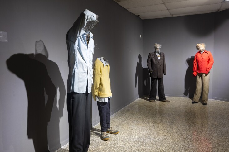 Άποψη της έκθεσης στο Glass House με εγκαταστάσεις του Βλάση Κανιάρη