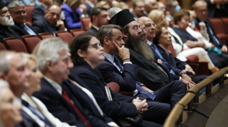 Ανδρέας Πετρουλάκης: Το σκίτσο για την παρουσία του Κωνσταντίνου Μητσοτάκη στις εκδηλώσεις για Κώστα Σημίτη - Μαριέττα Γιαννάκου και τη συνάντηση με Καραμανλή.