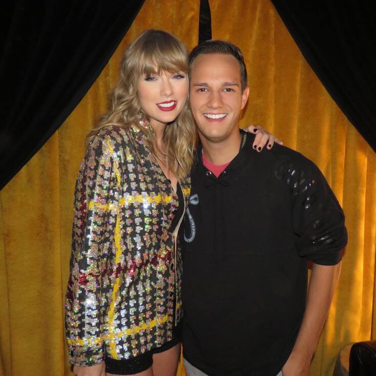 Τέιλορ Σουίφτ: Ο Μπράιαν Γουέστ γίνεται ο πρώτος δημοσιογράφος που θα καλύπτει αποκλειστικά το ρεπορτάζ της Αμερικανίδας ποπ σταρ.