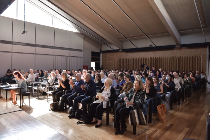 Στιγμιότυπο από την τελετή απονομής των πρώτων Βραβείων της Ελληνικής Ένωσης Κριτικών Θεάτρου και Παραστατικών Τεχνών