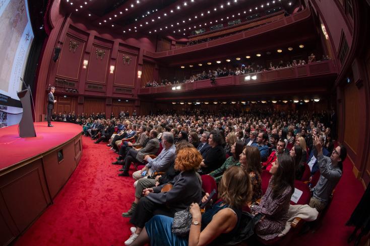 Η Μόνικα Μπελούτσι απέσπασε υποψηφιότητα για το Βραβείο Σεζάρ Ανερχόμενης Ηθοποιού μέσα από τη γαλλική κωμωδία «Διαμέρισμα στο κέντρο της πόλης» (1996)