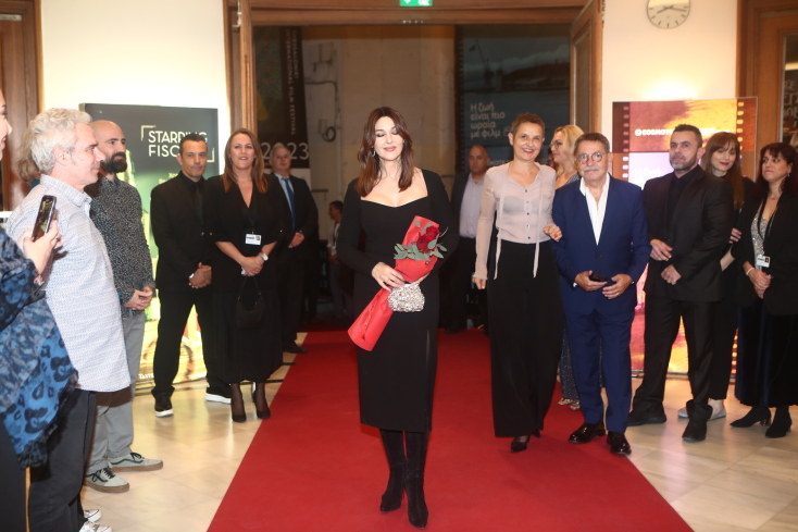 Η Μόνικα Μπελούτσι έφτασε στο «Ολύμπιον», όπου κάποιοι της πρόσφεραν λουλούδια.