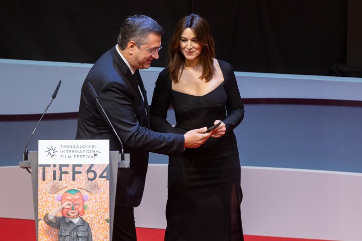 Η Μόνικα Μπελούτσι παρέλαβε το βραβείο από τον Περιφερειάρχη Κεντρικής Μακεδονίας Απόστολο Τζιτζικώστα