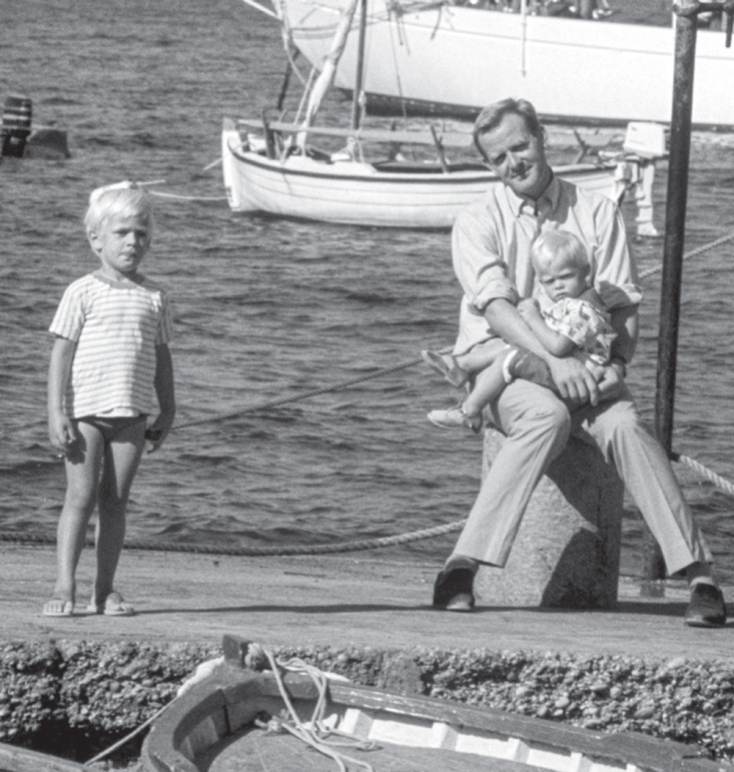 Η οικογένεια Κόρνγουελ έφυγε από τη Γερμανία το 1964, μετά την παραίτηση του λε Καρέ από το Υπουργείο Εξωτερικών, και πήγε στην Ελλάδα, όπου ταξίδεψε στην Κρήτη και στις Σπέτσες.