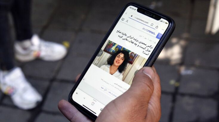 Η Ναργκίς Μοχαμαντί σταμάτησε την απεργία πείνας - Μεταφέρθηκε στο νοσοκομείο χωρίς να υποχρεωθεί να φορέσει χιτζάμπ - Τι δήλωσε η κάτοχος του Νόμπελ Ειρήνης.