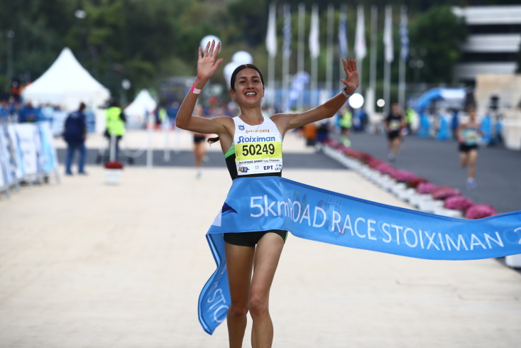 Γέμισαν χρώματα οι δρόμοι της Αθήνας για τον αγώνα των 5 χιλιομέτρων (εικόνες)