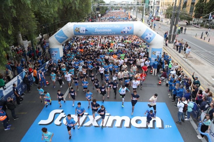 Γέμισαν χρώματα οι δρόμοι της Αθήνας για τον αγώνα των 5 χιλιομέτρων (εικόνες)