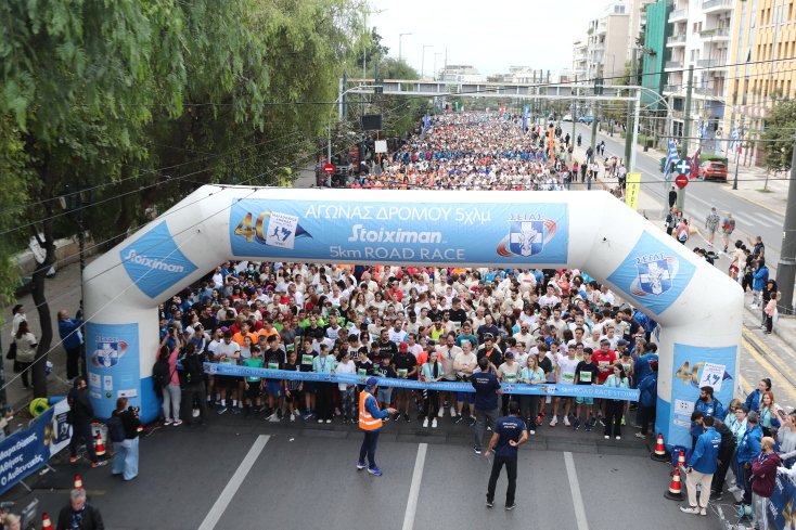 Γέμισαν χρώματα οι δρόμοι της Αθήνας για τον αγώνα των 5 χιλιομέτρων (εικόνες)