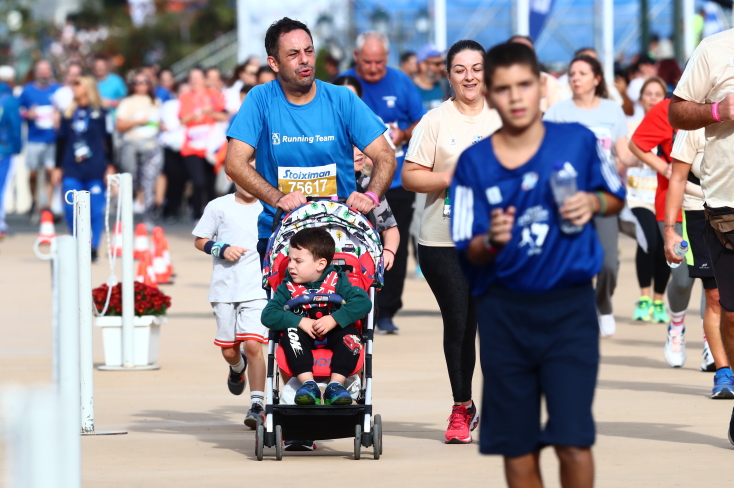 Γέμισαν χρώματα οι δρόμοι της Αθήνας για τον αγώνα των 5 χιλιομέτρων (εικόνες)