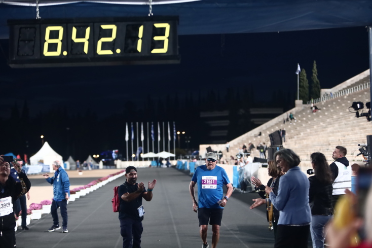 Μαραθώνιος: Η στιγμή που τερματίζει ο τελευταίος δρομέας