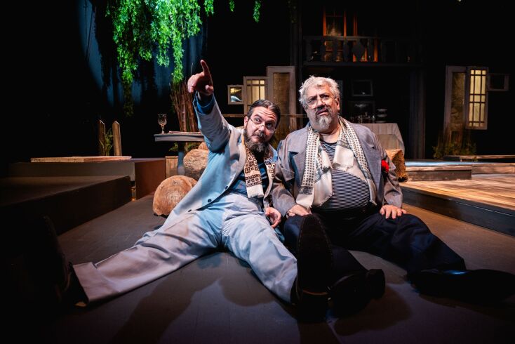 Ο Δημήτρης Φραγκιόγλου και ο Θοδωρής Ελευθεριάδης σε σκηνή της παράστασης