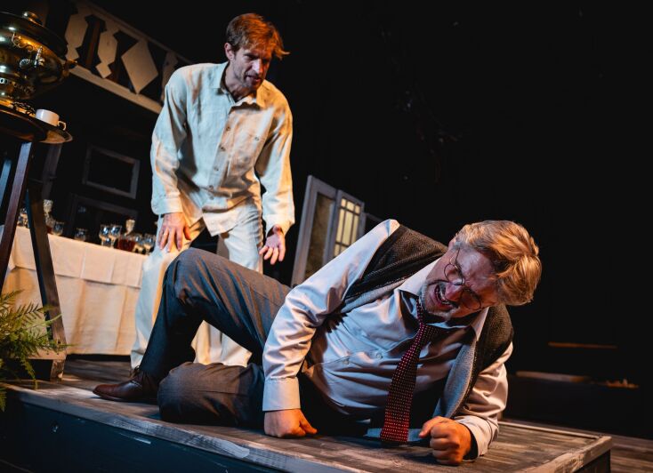 Στιγμιότυπο της παράστασης με τους Μάξιμο Μουμούρη και Νίκο Καμτσή