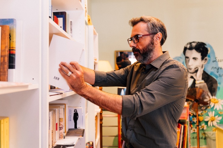 Μονόκλ: Ο ιδιοκτήτης του βιβλιοπωλείου, εκδοτικού οίκου και ηλεκτρονικού περιοδικού, Αντώνης Τσόκος, μιλάει στην Athens Voice.