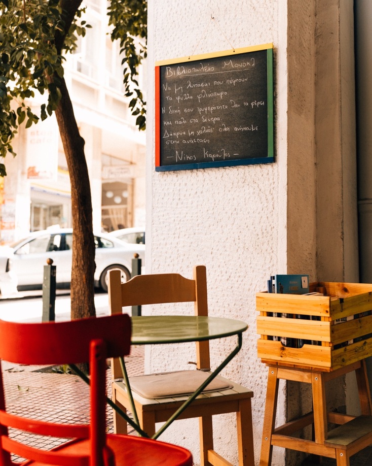 Μονόκλ: Ο ιδιοκτήτης του βιβλιοπωλείου, εκδοτικού οίκου και ηλεκτρονικού περιοδικού, Αντώνης Τσόκος, μιλάει στην Athens Voice.