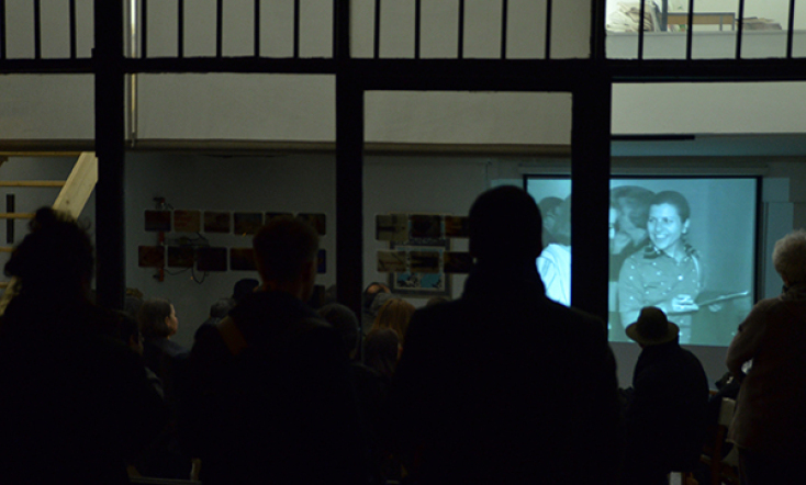 Στιγμιότυπο της παρουσίασης κινηματογραφικών ντοκουμέντων από τον Σταμάτη Σχιζάκη, κατά τη διάρκεια των εκδηλώσεων της αίθουσας τέχνης Δεσμός τον Δεκέμβριο του 2016 στο 3 137. 