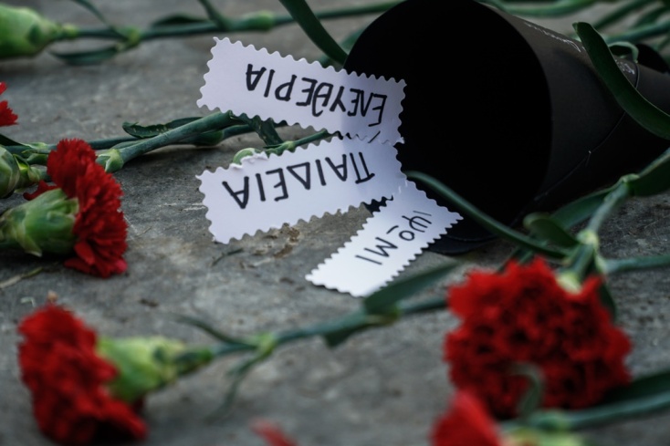 Λίγα γαρύφαλλα στον χώρο του Πολυτεχνείου 