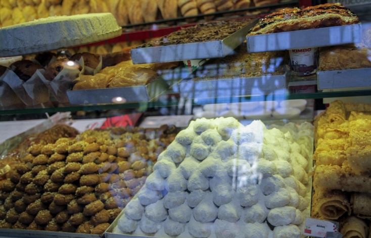 Μελομακάρονα και κουραμπιέδες παραταγμένα σε βιτρίνα φούρνου