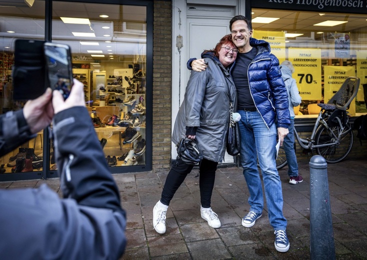 Ολλανδία: Στις κάλπες προσέρχονται οι ψηφοφόροι για ένα εκλογικό θρίλερ που θα καθορίσει τον διάδοχο του Μαρκ Ρούτε στην πρωθυπουργία.