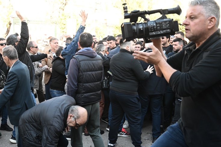 Άτομα της συνοδείας του Νίκου Ανδρουλάκη άνοιξαν ομπρέλες μετά την επίθεση με καφέδες