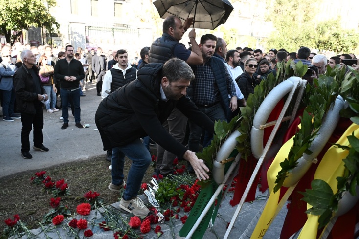 Νίκος Ανδρουλάκης - Επίθεση με καφέδες και ανοιχτές ομπρέλες στην κατάθεση στεφάνου